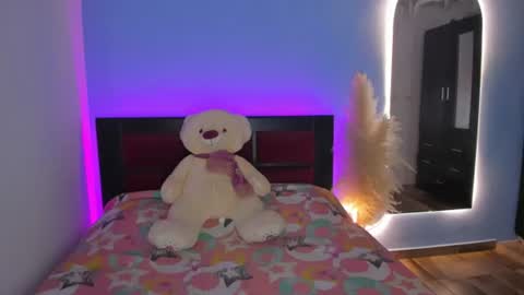 Snapshot of cristal_t2 chatting on 06-11-26, 06:50 cristal_t2 online show from 06-11-26, 06:50