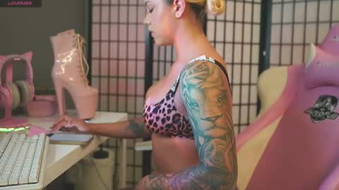 Laura online show from 12-03-25, 02:41