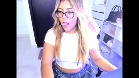Snapshot of cristinasweet7 chatting on 06-09-26, 04:13 cristinasweet7 online show from 06-09-26, 04:13
