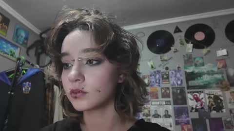 Snapshot of cruella_mira chatting on 10-23-25, 06:06 cruella_mira online show from 10-23-25, 06:06