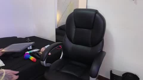 Snapshot of cry_baby800 chatting on 10-29-25, 09:27 Cry online show from 10-29-25, 09:27