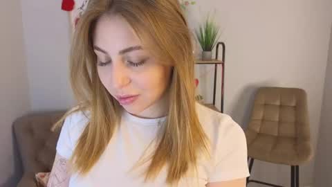 Snapshot of cryme_river chatting on 06-06-26, 10:20 Mia online show from 06-06-26, 10:20