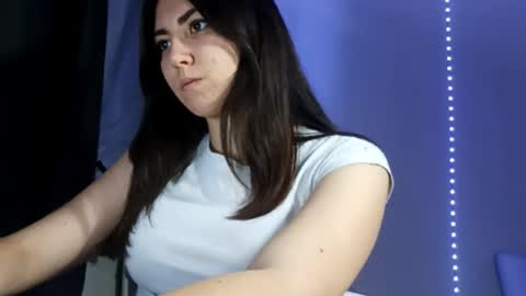 Snapshot of crystabeckelhimer chatting on 11-26-25, 06:09 Alie online show from 11-26-25, 06:09