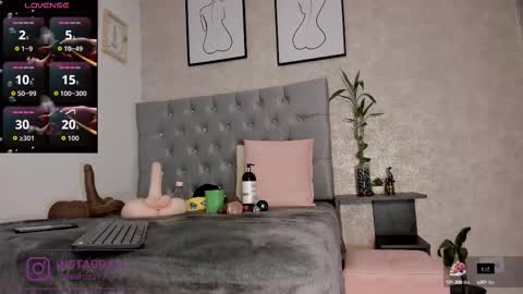 Snapshot of crystal_beennz chatting on 10-14-25, 08:09 online show from 10-14-25, 08:09