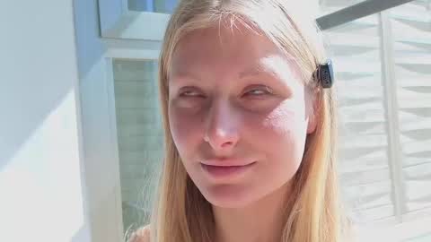 Snapshot of crystal_blond chatting on 04-18-26, 03:05 Crystal online show from 04-18-26, 03:05