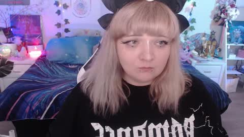 Snapshot of crystal_galaxy chatting on 09-08-25, 06:29 online show from 09-08-25, 06:29