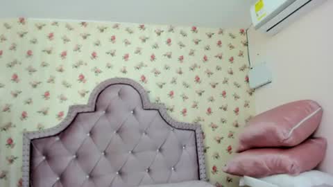 Snapshot of crystal_watson0 chatting on 06-15-26, 02:41 Milf Latina online show from 06-15-26, 02:41