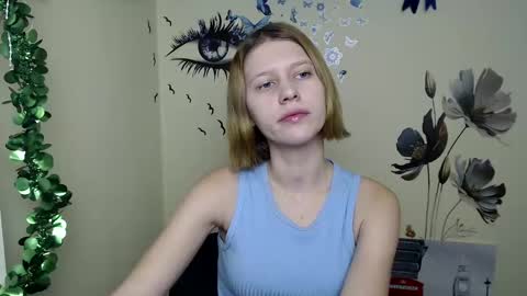 Snapshot of crystalgirl__ chatting on 12-23-24, 01:13 Stella online show from 12-23-24, 01:13