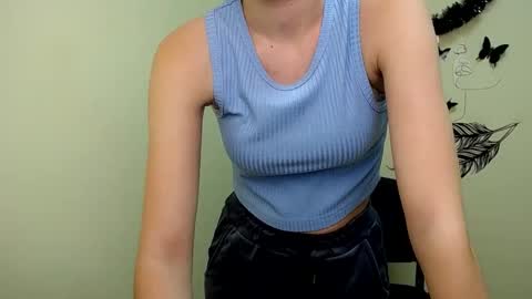 Snapshot of crystalgirl__ chatting on 02-26-25, 07:53 Stella online show from 02-26-25, 07:53