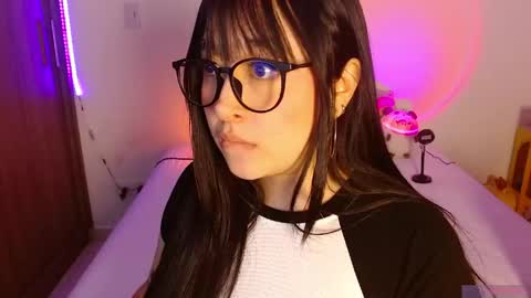 Snapshot of crystalitesq chatting on 05-02-26, 01:10 Olivia online show from 05-02-26, 01:10