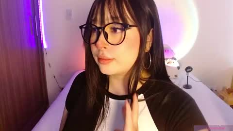 Snapshot of crystalitesq chatting on 05-17-26, 01:29 Olivia online show from 05-17-26, 01:29