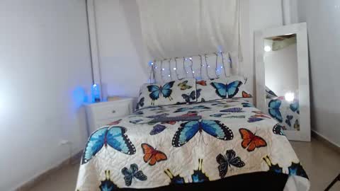 Snapshot of crystalvans chatting on 02-25-25, 01:20 Cristal  online show from 02-25-25, 01:20