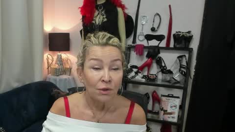 Snapshot of crystalxohotty chatting on 05-14-26, 04:41 CrystalHotty online show from 05-14-26, 04:41