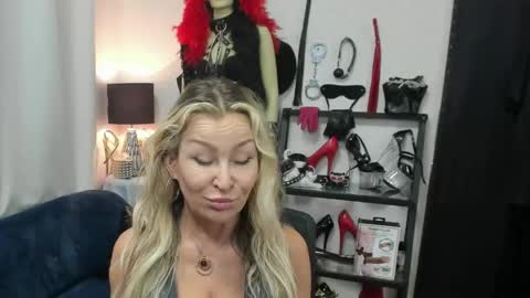 Snapshot of crystalxohotty chatting on 05-15-26, 06:20 CrystalHotty online show from 05-15-26, 06:20