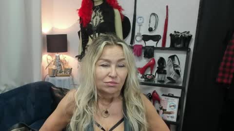 Snapshot of crystalxohotty chatting on 05-27-26, 04:31 CrystalHotty online show from 05-27-26, 04:31