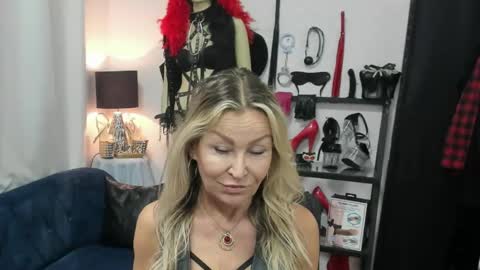 Snapshot of crystalxohotty chatting on 05-28-26, 04:32 CrystalHotty online show from 05-28-26, 04:32