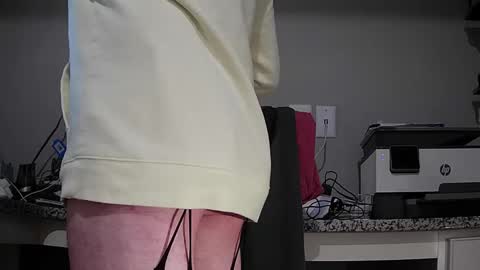 Snapshot of cuban2_slut chatting on 09-15-25, 01:00 Cubantoo online show from 09-15-25, 01:00