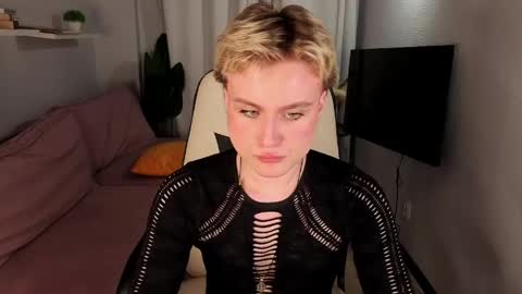 Snapshot of cumboydoll chatting on 05-04-26, 01:18 Ellio online show from 05-04-26, 01:18