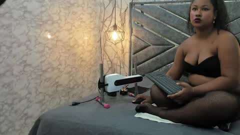 Snapshot of curvy_alyanna chatting on 04-13-26, 11:37 Alyanna online show from 04-13-26, 11:37