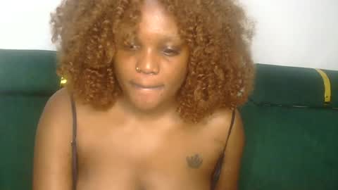 Snapshot of curvy_vee chatting on 06-20-26, 01:47 vee online show from 06-20-26, 01:47