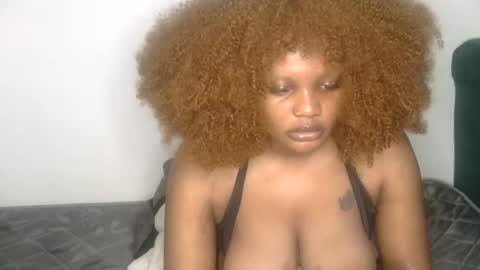 Snapshot of curvy_vee chatting on 07-17-26, 11:17 vee online show from 07-17-26, 11:17