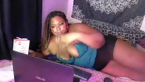 Snapshot of curvybcelinemixe chatting on 02-16-25, 05:15 Cline online show from 02-16-25, 05:15