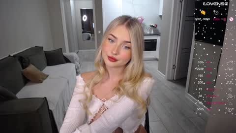 Snapshot of cute18cute chatting on 09-25-25, 12:31 Kira online show from 09-25-25, 12:31