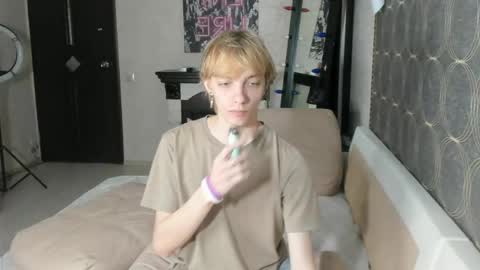 Snapshot of cute_grecha chatting on 04-27-26, 06:28 Grisha online show from 04-27-26, 06:28