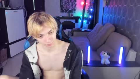 Snapshot of cute_grecha chatting on 05-12-26, 02:03 Grisha online show from 05-12-26, 02:03