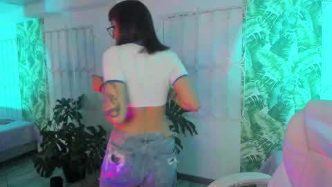 Sofa  online show from 11-13-25, 08:52