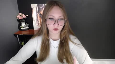 Snapshot of cute_minx chatting on 10-26-25, 07:47 Veronica online show from 10-26-25, 07:47