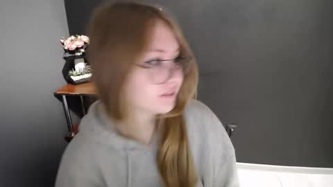 Snapshot of cute_minx chatting on 11-10-25, 07:18 Veronica online show from 11-10-25, 07:18