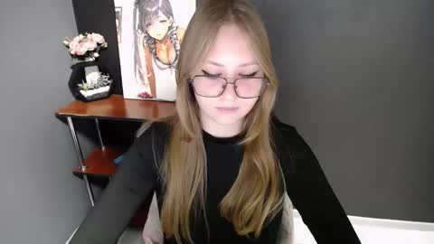 Snapshot of cute_minx chatting on 11-20-25, 07:41 Veronica online show from 11-20-25, 07:41