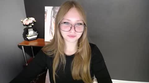 Snapshot of cute_minx chatting on 11-21-25, 08:02 Veronica online show from 11-21-25, 08:02