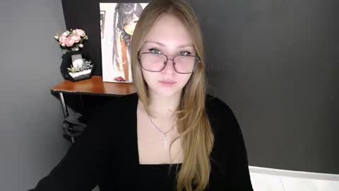 Snapshot of cute_minx chatting on 11-25-25, 07:52 Veronica online show from 11-25-25, 07:52