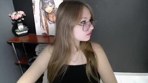 Snapshot of cute_minx chatting on 12-04-25, 07:39 Veronica online show from 12-04-25, 07:39