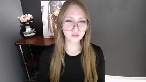 Snapshot of cute_minx chatting on 12-16-25, 07:13 Veronica online show from 12-16-25, 07:13