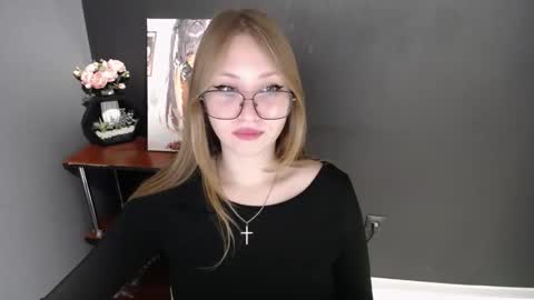 Snapshot of cute_minx chatting on 12-17-25, 07:14 Veronica online show from 12-17-25, 07:14