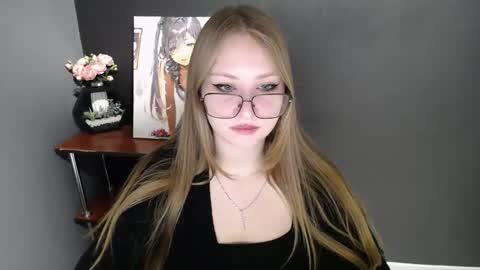Snapshot of cute_minx chatting on 12-18-25, 07:14 Veronica online show from 12-18-25, 07:14