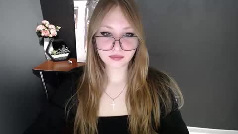 Snapshot of cute_minx chatting on 03-05-26, 07:37 Veronica online show from 03-05-26, 07:37