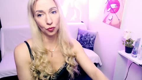 cute_smile_shy online show from 04-18-26, 08:31