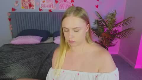 Snapshot of cutefever chatting on 07-05-26, 04:19 Amyy online show from 07-05-26, 04:19