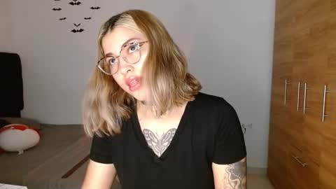 Snapshot of cuteisabella_a chatting on 01-10-26, 05:37 isabella online show from 01-10-26, 05:37