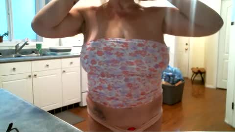 Snapshot of cutenlittle28 chatting on 01-30-25, 03:40 CuteNlil online show from 01-30-25, 03:40
