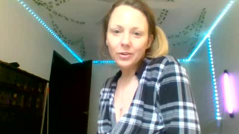 Snapshot of cuteycourtney2224 chatting on 06-18-26, 12:42 cuteycourtney2224 online show from 06-18-26, 12:42