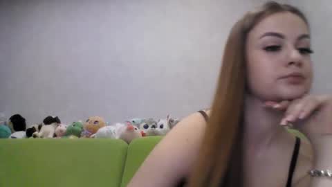 Snapshot of cutie_klo_ chatting on 05-10-26, 01:11 Chloe online show from 05-10-26, 01:11