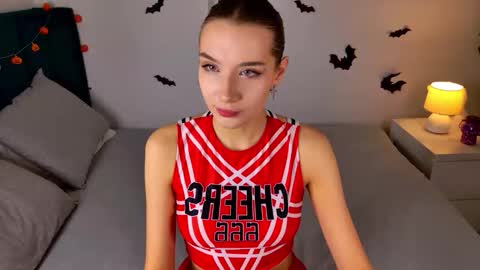 Vivienne online show from 10-26-25, 01:39