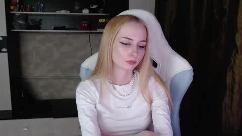 Snapshot of cutti_crystal chatting on 03-23-26, 08:35 Cutti Crystal online show from 03-23-26, 08:35