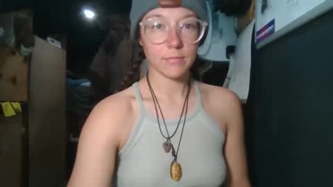 Snapshot of d3sert_moon chatting on 12-16-25, 10:26 d3sert_moon online show from 12-16-25, 10:26