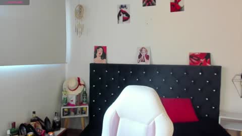 Snapshot of d_martii chatting on 01-19-25, 12:28 Mia online show from 01-19-25, 12:28